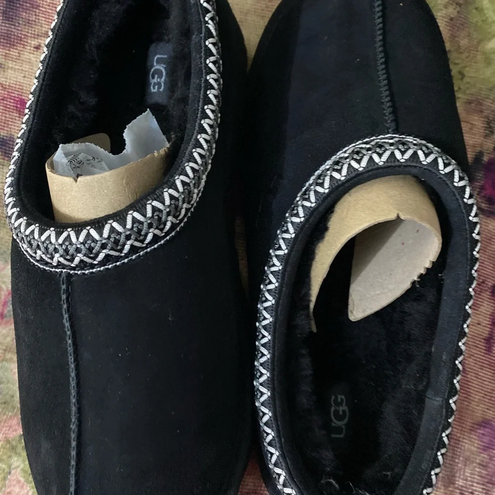 Hello, it is a men's shoe, size 12, new, never used, from the ugg brand. - Picture 3 of 14